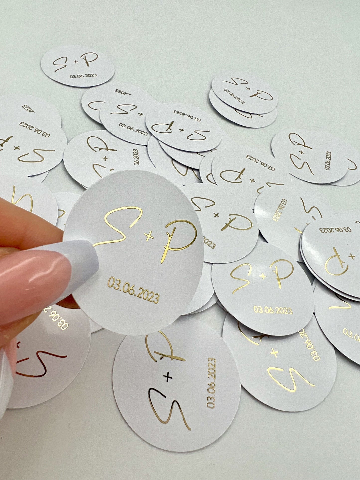 Personalisierte Etiketten mit Initial & Datum - Metallic Veredelung in Gold oder Silber - gelocht oder ungelocht - Gastgeschenke DIY