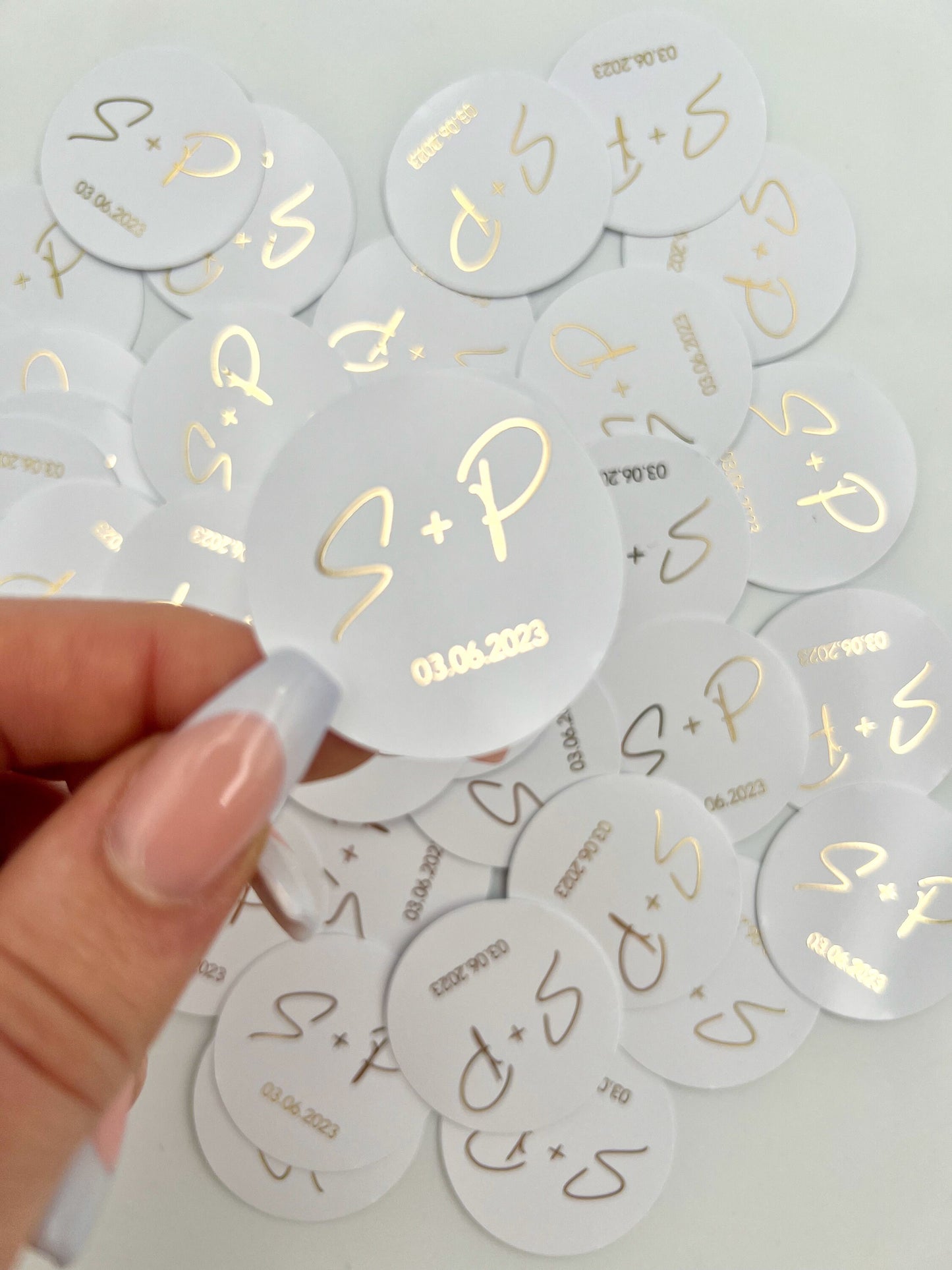 Personalisierte Etiketten mit Initial & Datum - Metallic Veredelung in Gold oder Silber - gelocht oder ungelocht - Gastgeschenke DIY