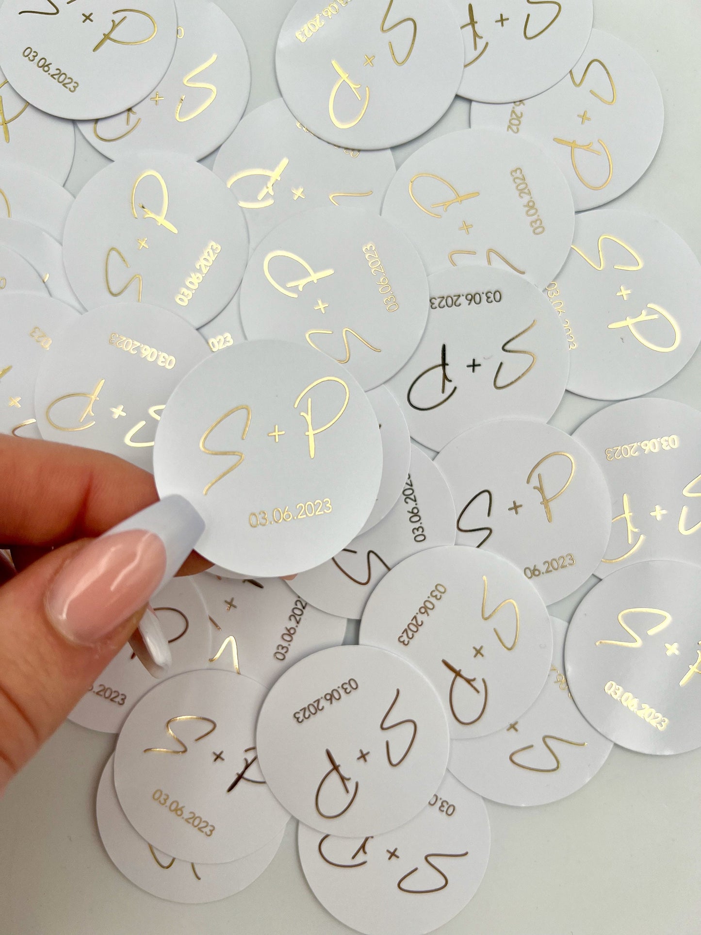 Personalisierte Etiketten mit Initial & Datum - Metallic Veredelung in Gold oder Silber - gelocht oder ungelocht - Gastgeschenke DIY
