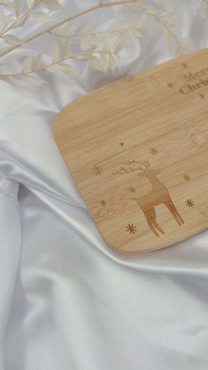 Weihnachten Frühstücksbrett personalisiert mit Namen, Rentier & "Merry Christmas" - Schneidebrett - Bambus - Wichtelgeschenk