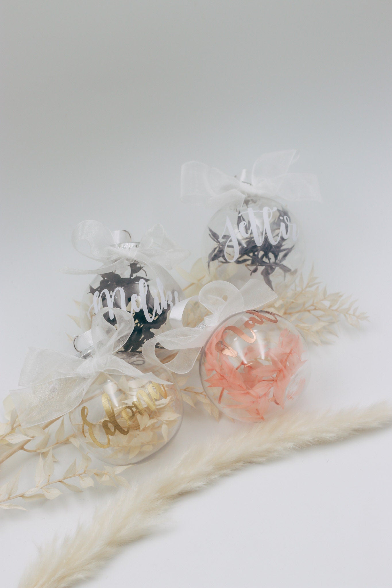 Weihnachtskugel mit Ruscus gefüllt & personalisiert | Christbaumkugel | Gastgeschenk | verschiedene Farben | 8cm groß | bruchsicher