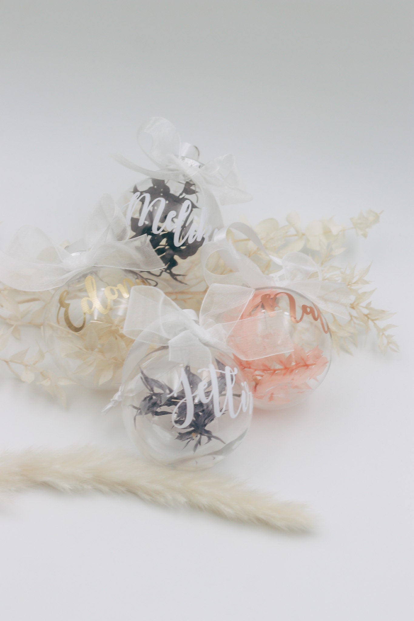 Weihnachtskugel mit Ruscus gefüllt & personalisiert | Christbaumkugel | Gastgeschenk | verschiedene Farben | 8cm groß | bruchsicher