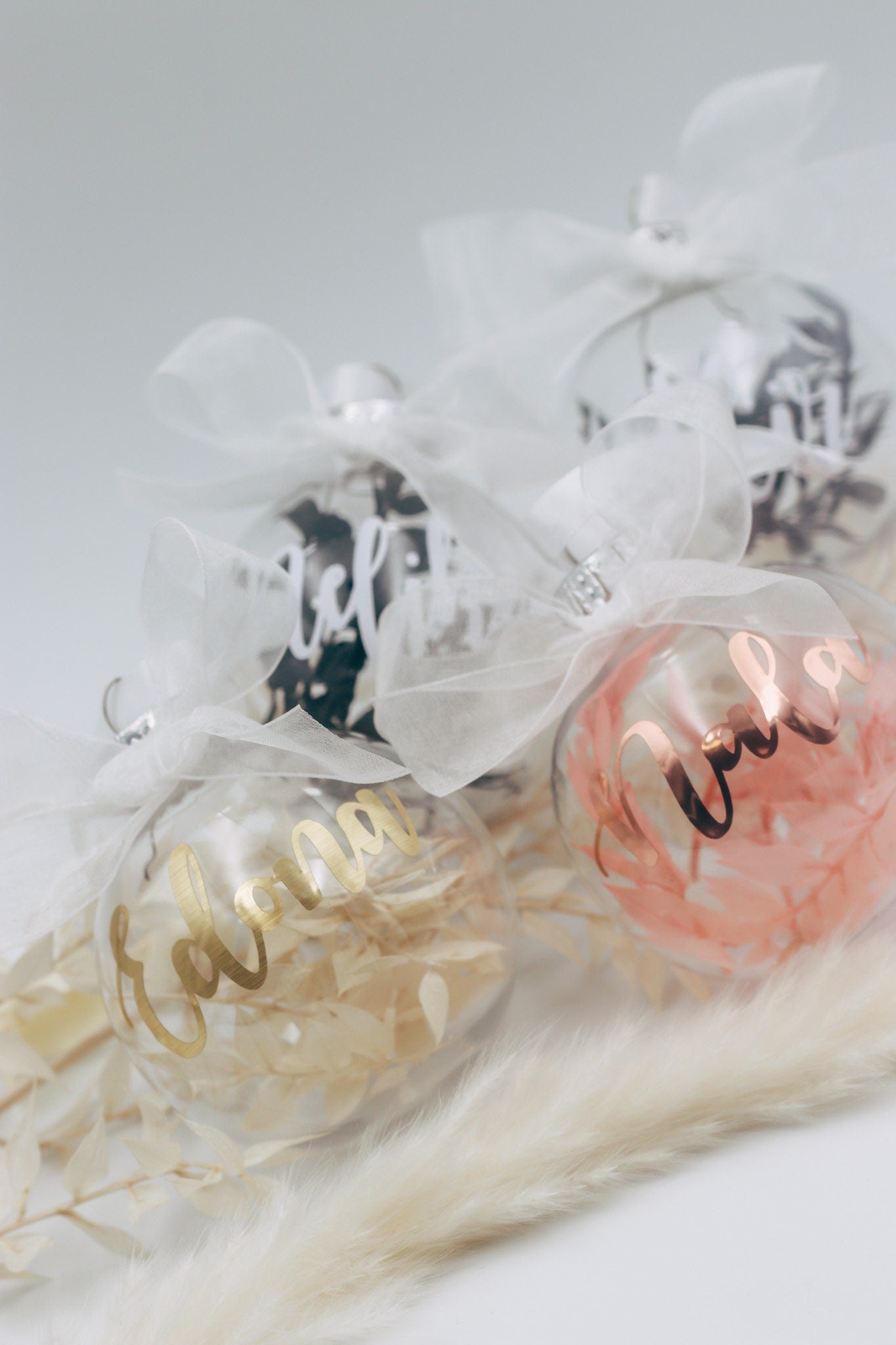 Weihnachtskugel mit Ruscus gefüllt & personalisiert | Christbaumkugel | Gastgeschenk | verschiedene Farben | 8cm groß | bruchsicher