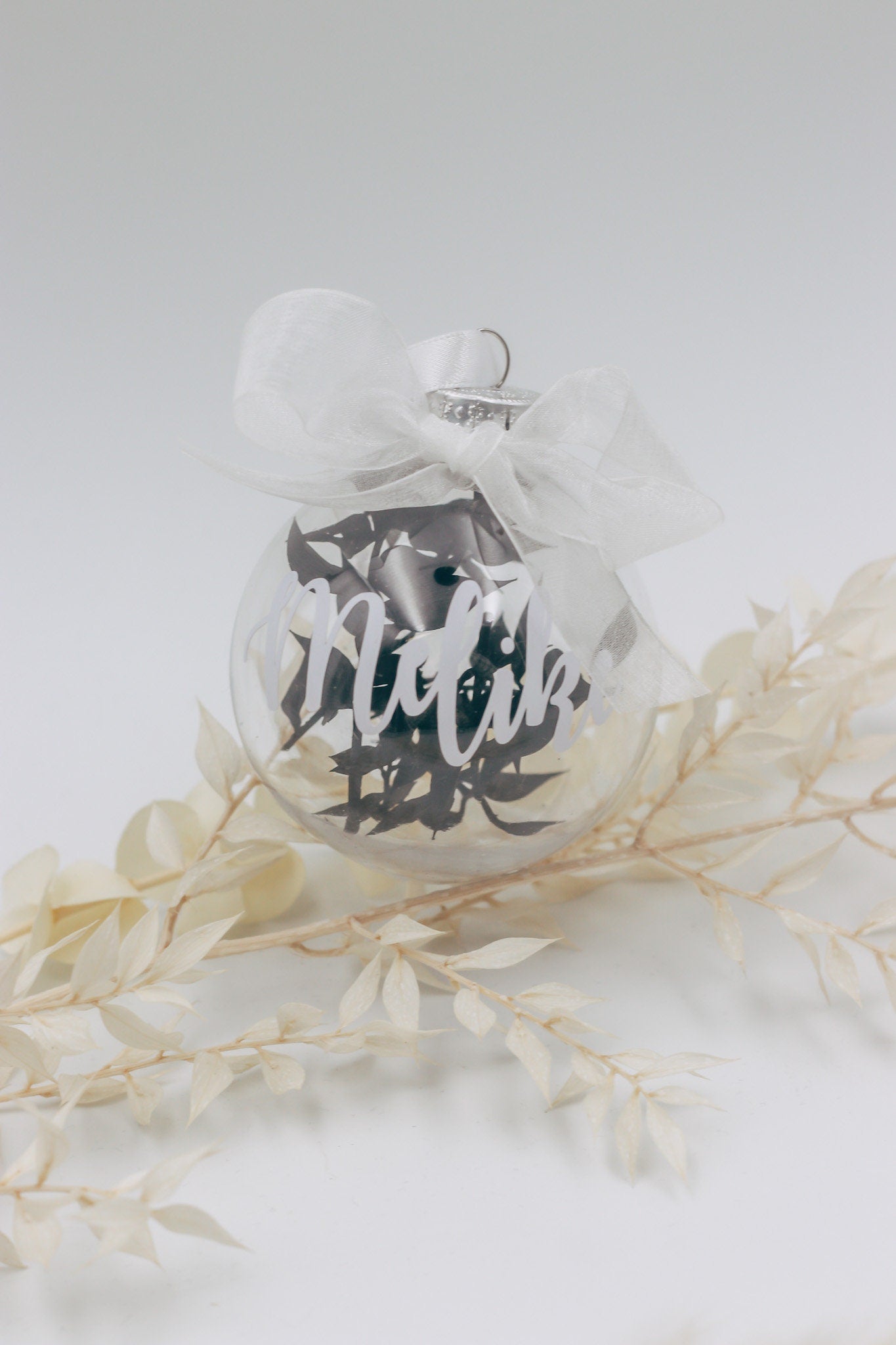 Weihnachtskugel mit Ruscus gefüllt & personalisiert | Christbaumkugel | Gastgeschenk | verschiedene Farben | 8cm groß | bruchsicher