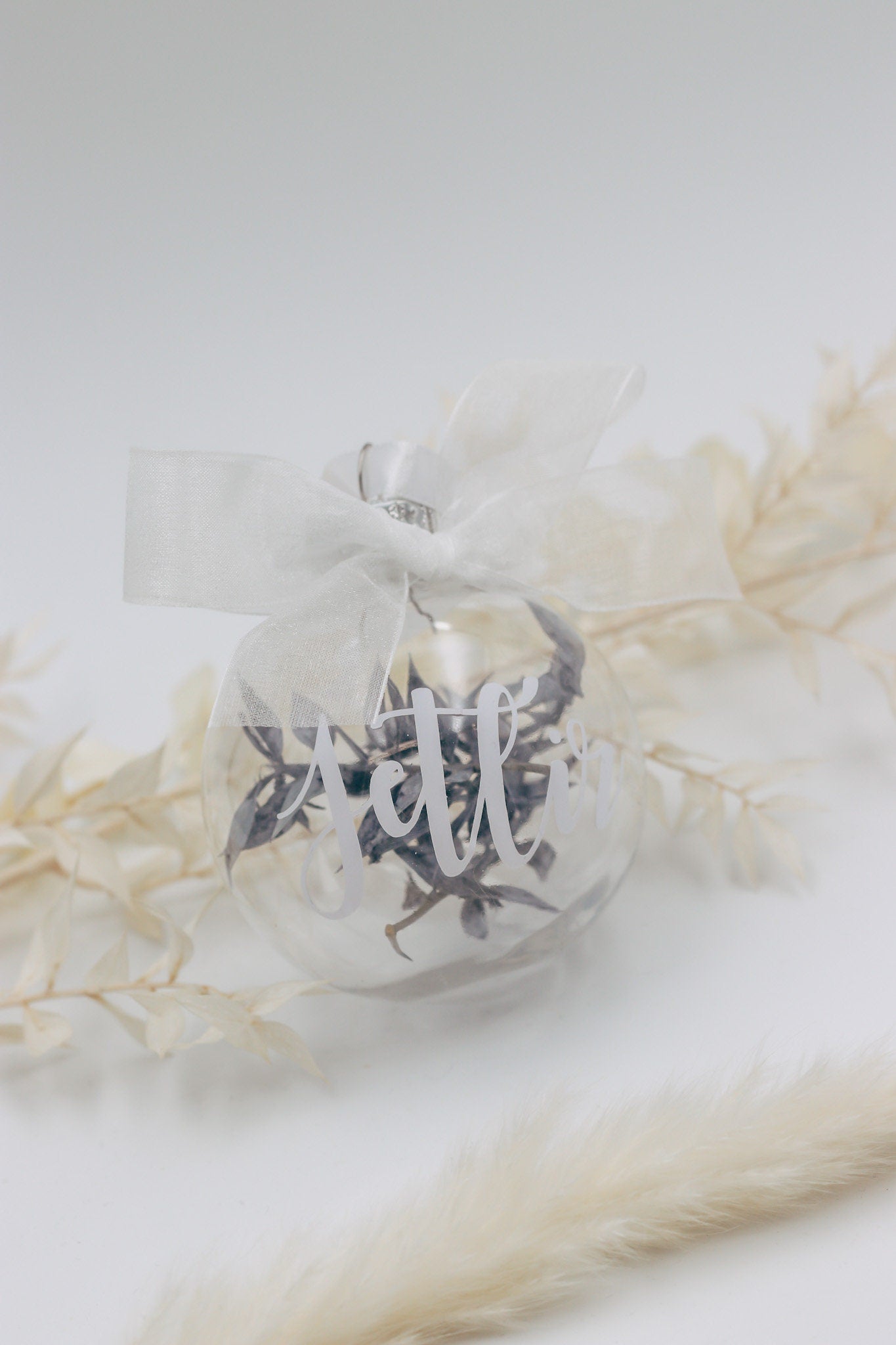 Weihnachtskugel mit Ruscus gefüllt & personalisiert | Christbaumkugel | Gastgeschenk | verschiedene Farben | 8cm groß | bruchsicher
