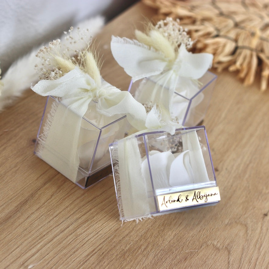 Gastgeschenk Rosenbox mit gravierten Plättchen