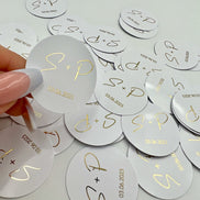 Personalisierte Etiketten mit Initial & Datum - Metallic Veredelung in Gold oder Silber - gelocht oder ungelocht - Gastgeschenke DIY