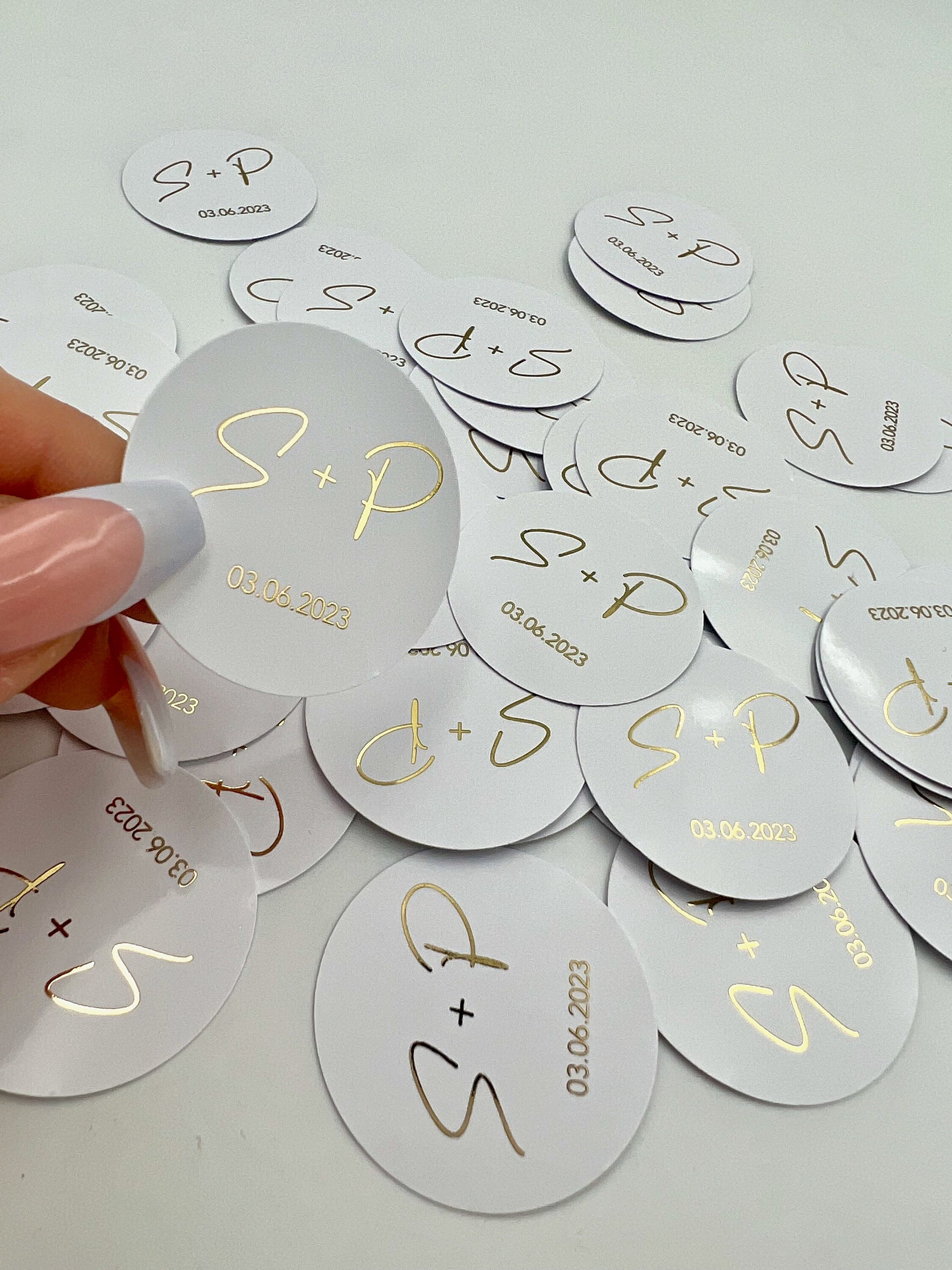 Personalisierte Etiketten mit Initial & Datum - Metallic Veredelung in Gold oder Silber - gelocht oder ungelocht - Gastgeschenke DIY