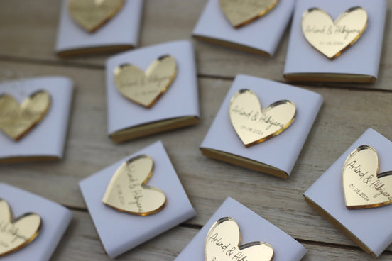 10 x personalisierte Schokoladen mit gravierten Acryl Herz, gold oder silber, mit Namen & Datum