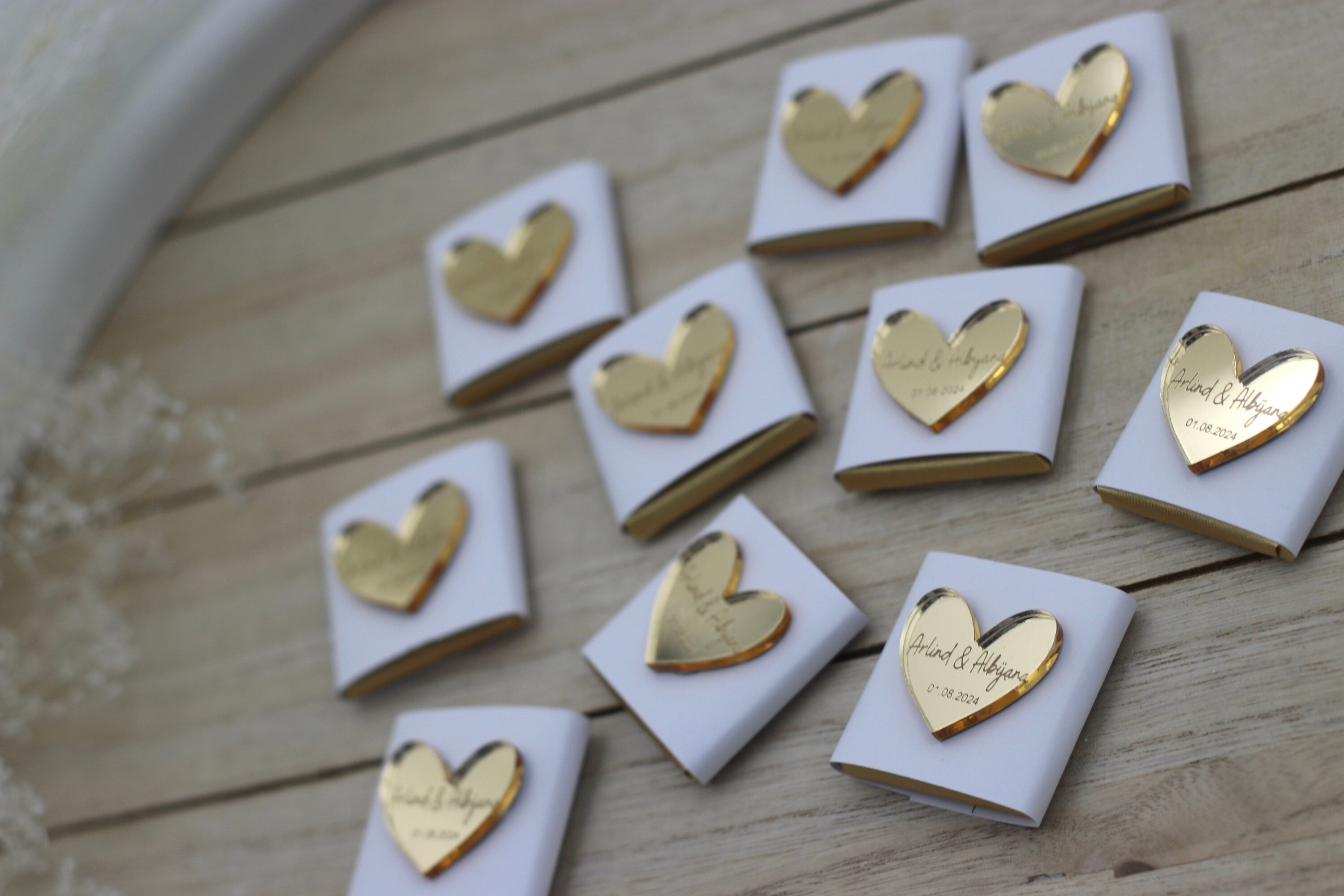 10 x personalisierte Schokoladen mit gravierten Acryl Herz, gold oder silber, mit Namen & Datum