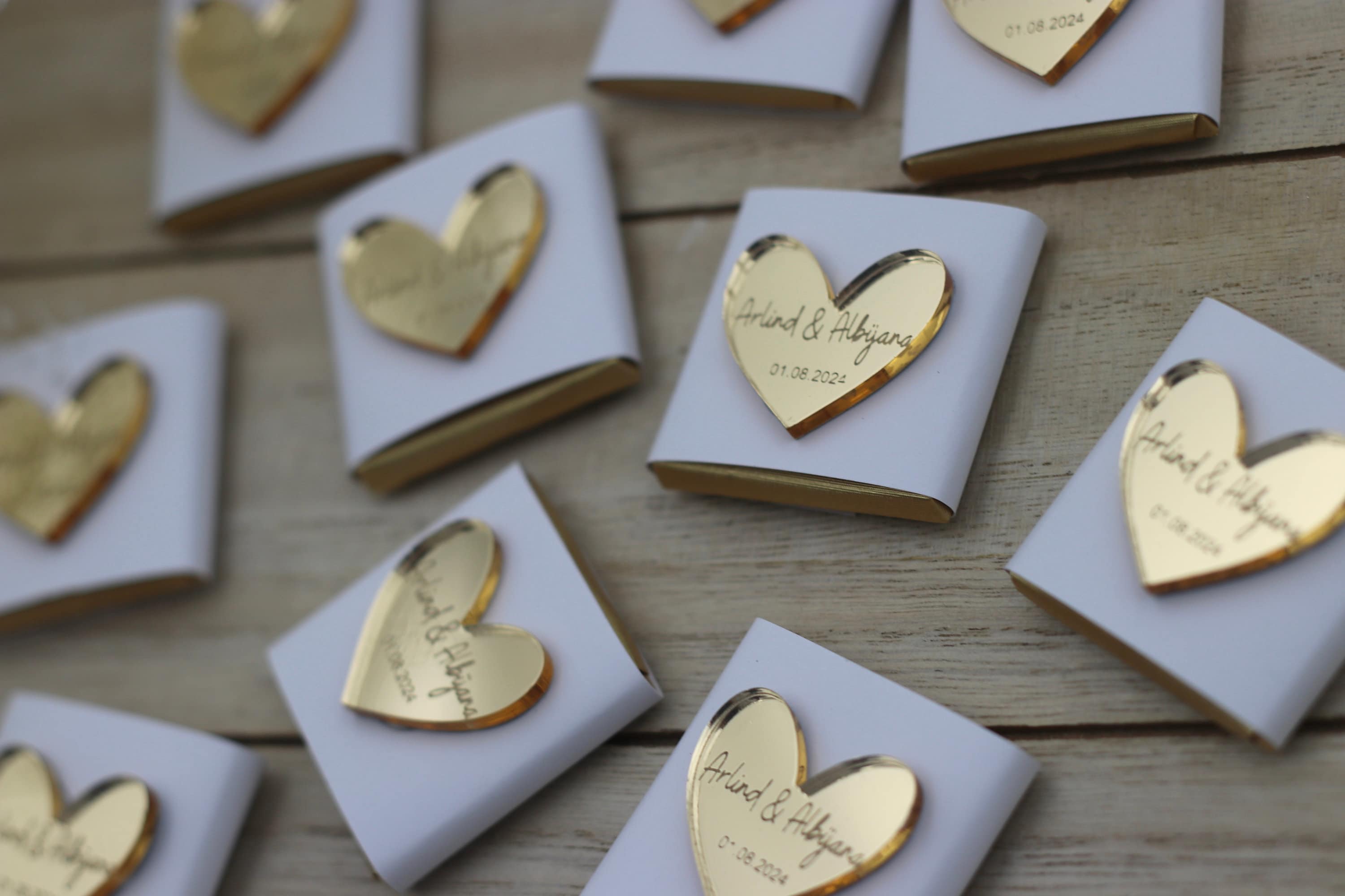 10 x personalisierte Schokoladen mit gravierten Acryl Herz, gold oder silber, mit Namen & Datum