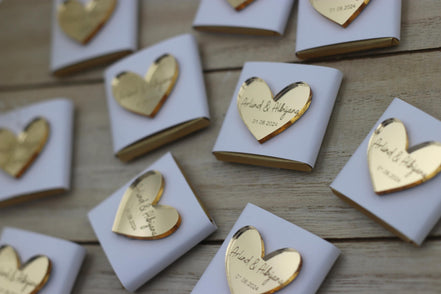 10 x personalisierte Schokoladen mit gravierten Acryl Herz, gold oder silber, mit Namen & Datum