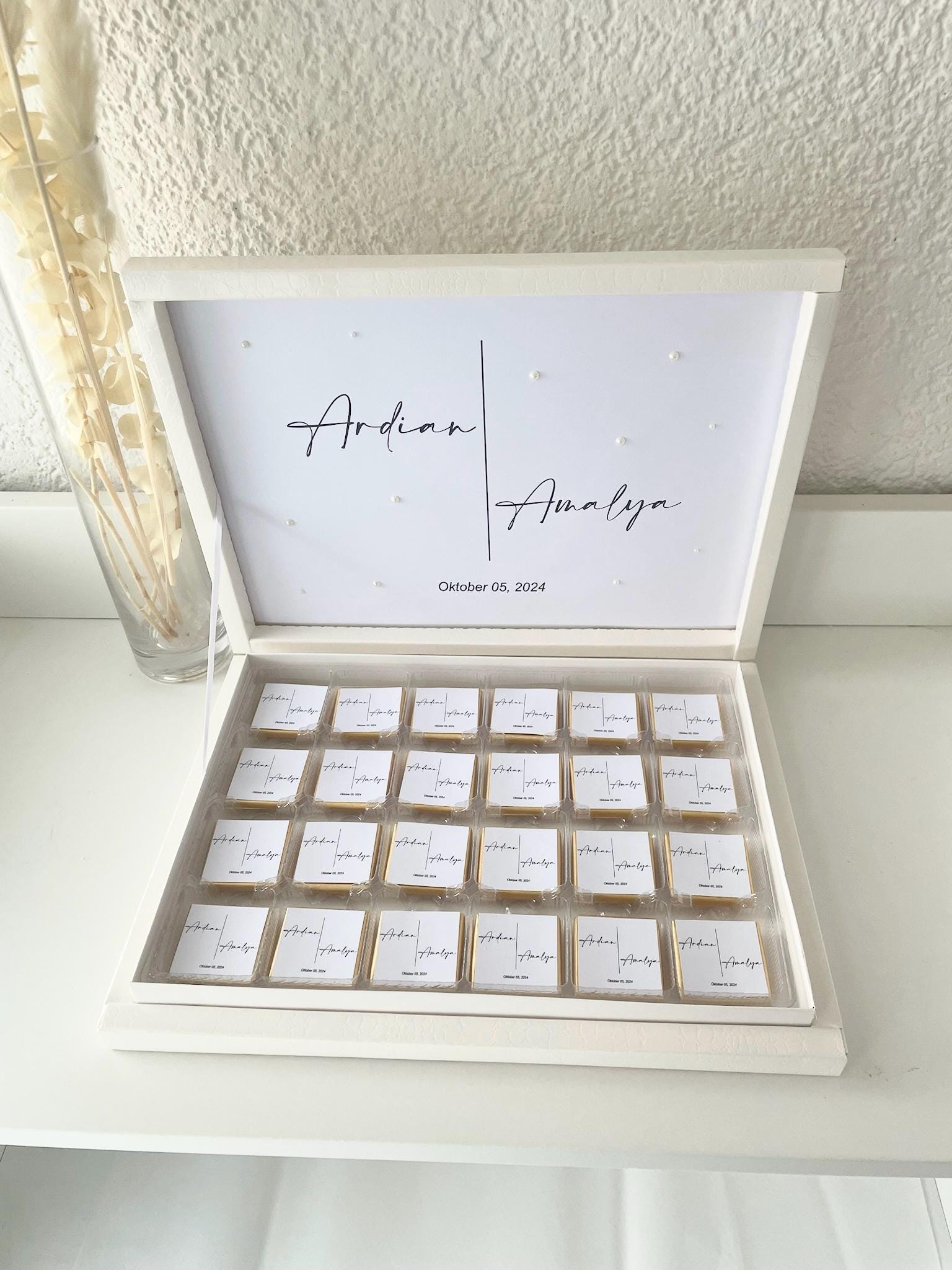 Schokobox personalisiert mit Namen & Datum - mit dekorativen Perlen - weiß minimalistisch Hochzeit Verlobung Sözümüz Söz