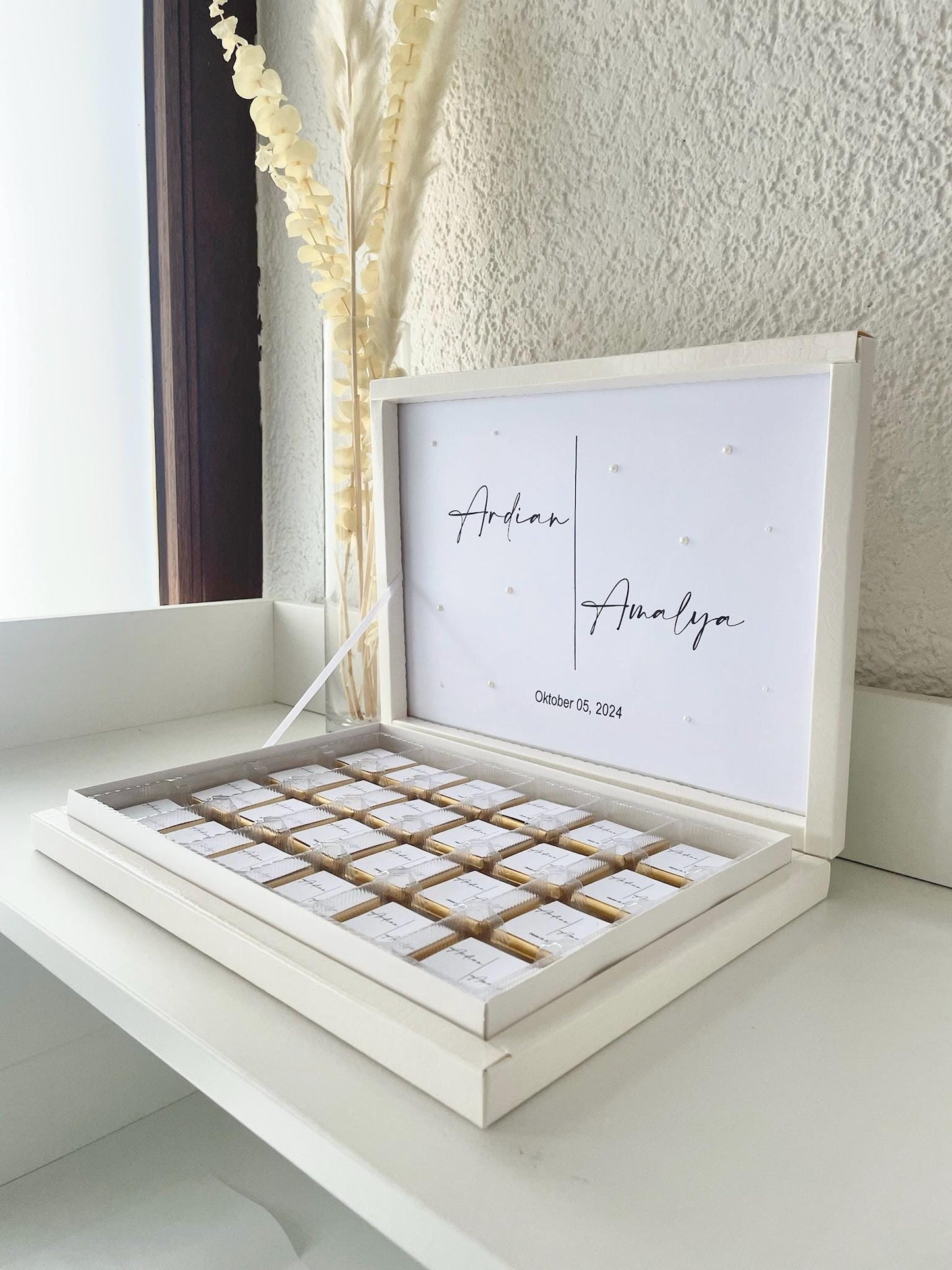 Schokobox personalisiert mit Namen & Datum - mit dekorativen Perlen - weiß minimalistisch Hochzeit Verlobung Sözümüz Söz