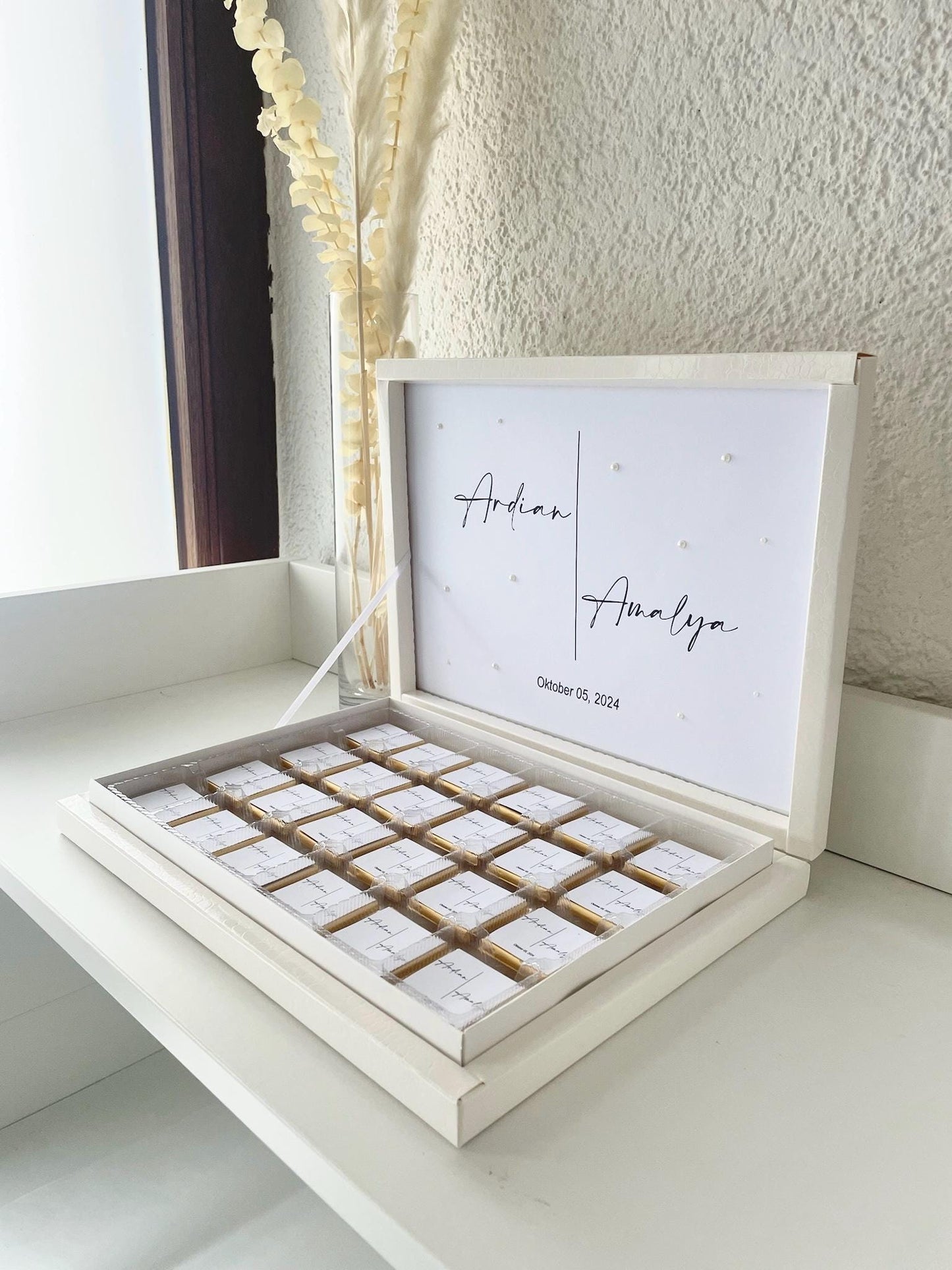 Schokobox personalisiert mit Namen & Datum - mit dekorativen Perlen - weiß minimalistisch Hochzeit Verlobung Sözümüz Söz