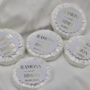 Gastgeschenk Hochzeit (10 Stück) - Mini Seife, frisch duftend, personalisiert mit Namen & Datum. Schrift in gold, silber oder schwarz.