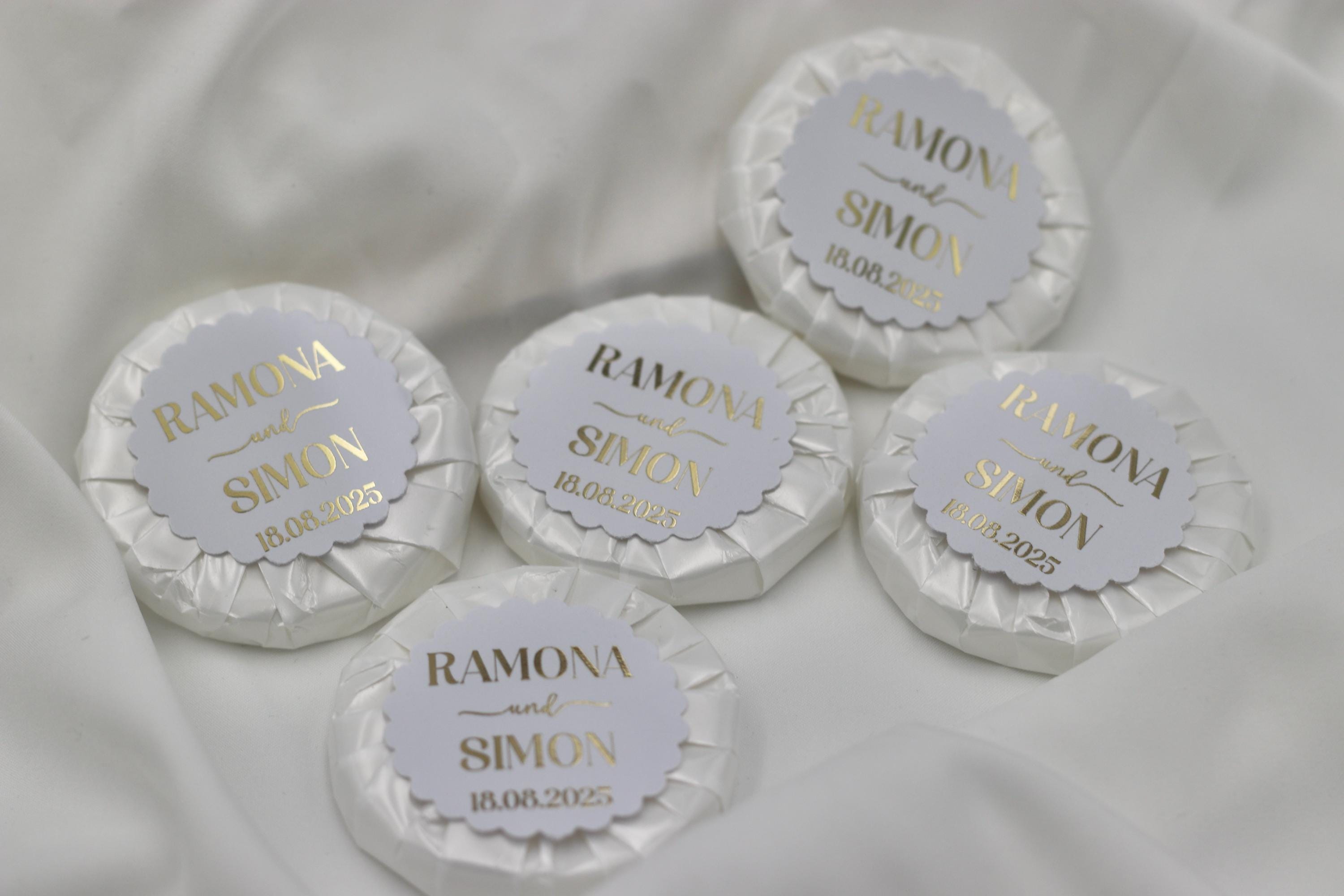 Gastgeschenk Hochzeit (10 Stück) - Mini Seife, frisch duftend, personalisiert mit Namen & Datum. Schrift in gold, silber oder schwarz.