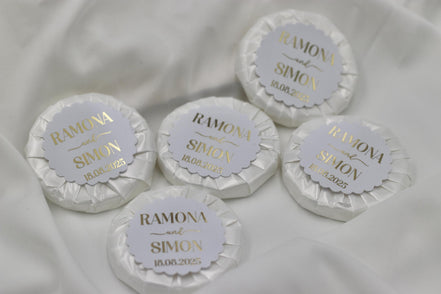 Gastgeschenk Hochzeit (10 Stück) - Mini Seife, frisch duftend, personalisiert mit Namen & Datum. Schrift in gold, silber oder schwarz.
