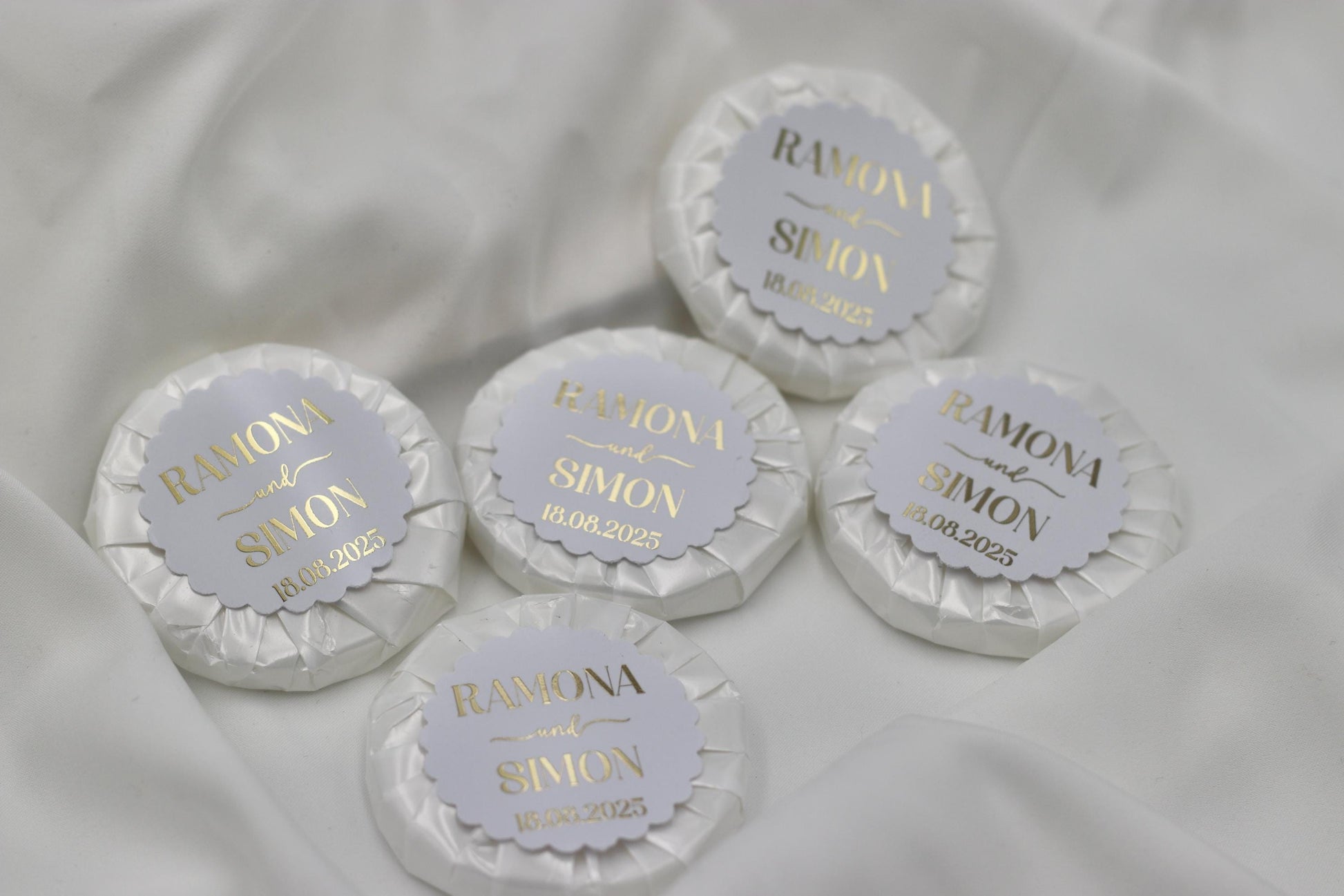 Gastgeschenk Hochzeit (10 Stück) - Mini Seife, frisch duftend, personalisiert mit Namen & Datum. Schrift in gold, silber oder schwarz.