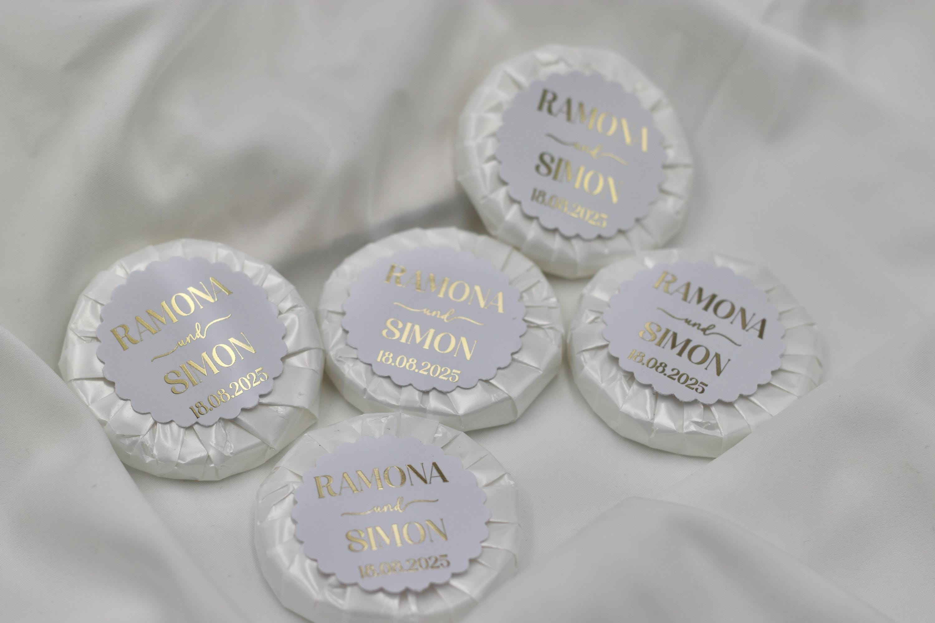 Gastgeschenk Hochzeit (10 Stück) - Mini Seife, frisch duftend, personalisiert mit Namen & Datum. Schrift in gold, silber oder schwarz.