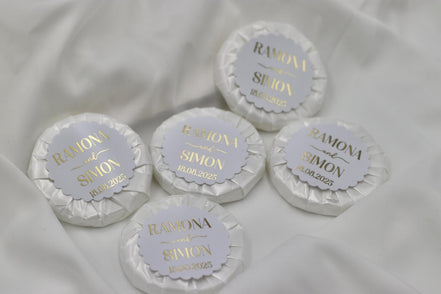 Gastgeschenk Hochzeit (10 Stück) - Mini Seife, frisch duftend, personalisiert mit Namen & Datum. Schrift in gold, silber oder schwarz.