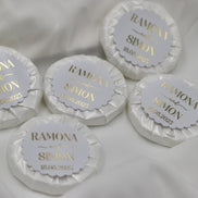 Gastgeschenk Hochzeit (10 Stück) - Mini Seife, frisch duftend, personalisiert mit Namen & Datum. Schrift in gold, silber oder schwarz.
