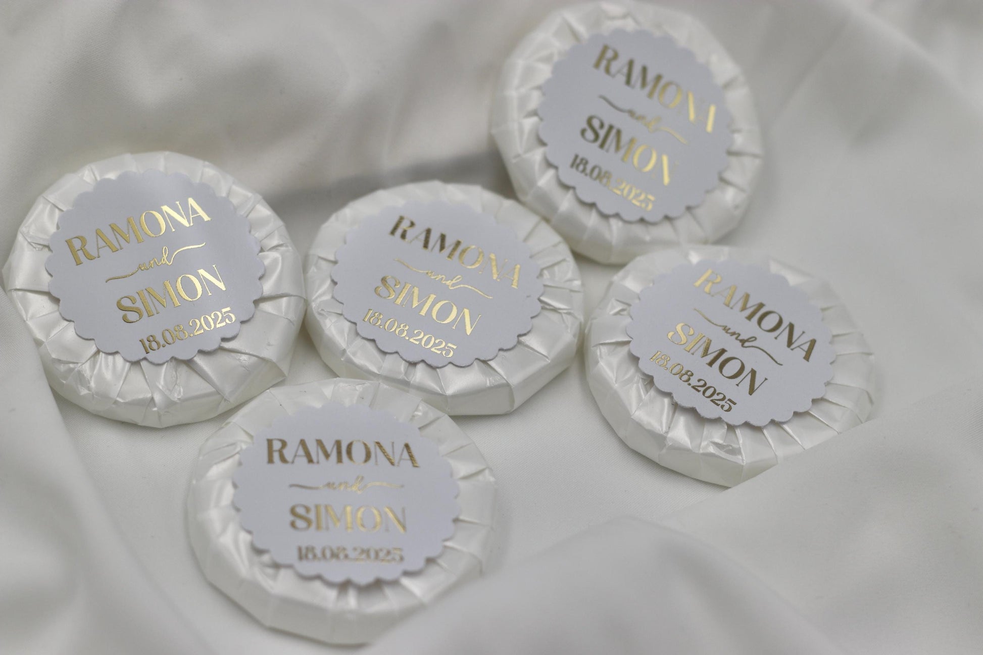 Gastgeschenk Hochzeit (10 Stück) - Mini Seife, frisch duftend, personalisiert mit Namen & Datum. Schrift in gold, silber oder schwarz.