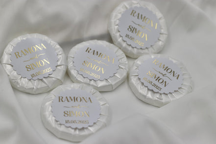 Gastgeschenk Hochzeit (10 Stück) - Mini Seife, frisch duftend, personalisiert mit Namen & Datum. Schrift in gold, silber oder schwarz.