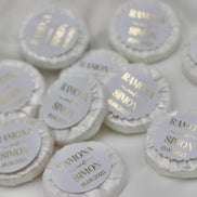Gastgeschenk Hochzeit (10 Stück) - Mini Seife, frisch duftend, personalisiert mit Namen & Datum. Schrift in gold, silber oder schwarz.