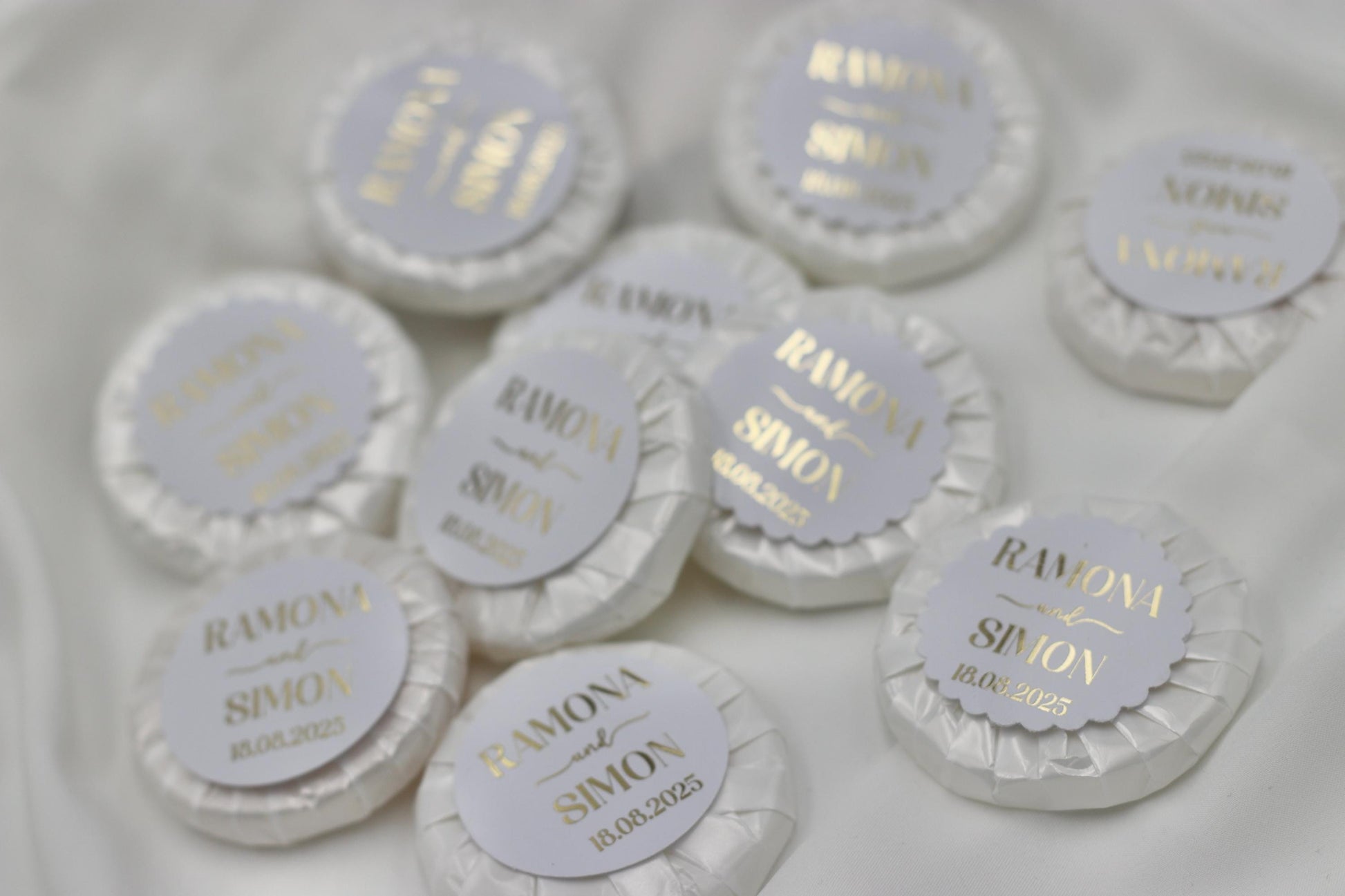 Gastgeschenk Hochzeit (10 Stück) - Mini Seife, frisch duftend, personalisiert mit Namen & Datum. Schrift in gold, silber oder schwarz.