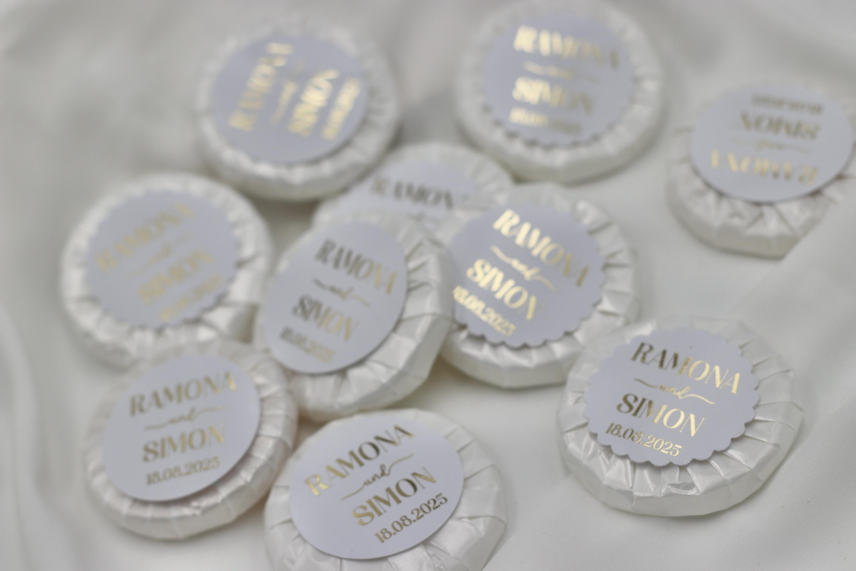 Gastgeschenk Hochzeit (10 Stück) - Mini Seife, frisch duftend, personalisiert mit Namen & Datum. Schrift in gold, silber oder schwarz.