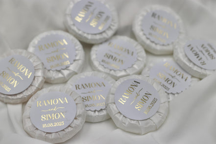 Gastgeschenk Hochzeit (10 Stück) - Mini Seife, frisch duftend, personalisiert mit Namen & Datum. Schrift in gold, silber oder schwarz.