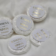 Gastgeschenk Hochzeit (10 Stück) - Mini Seife, frisch duftend, personalisiert mit Namen & Datum. Schrift in gold, silber oder schwarz.