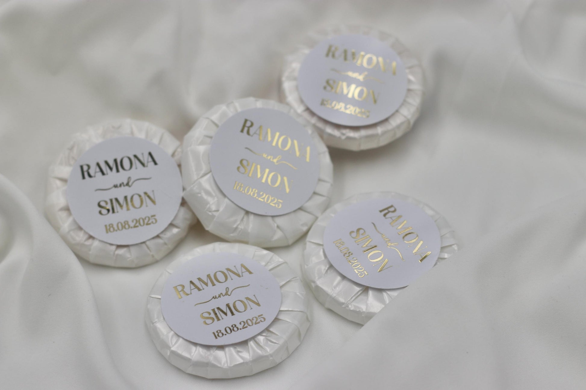 Gastgeschenk Hochzeit (10 Stück) - Mini Seife, frisch duftend, personalisiert mit Namen & Datum. Schrift in gold, silber oder schwarz.