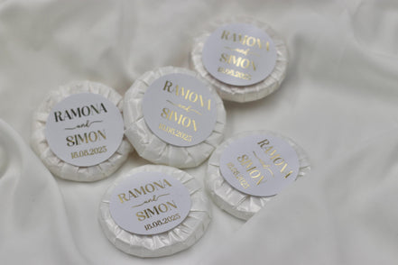 Gastgeschenk Hochzeit (10 Stück) - Mini Seife, frisch duftend, personalisiert mit Namen & Datum. Schrift in gold, silber oder schwarz.