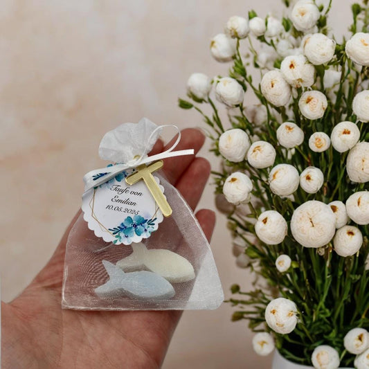 Gastgeschenk zur Taufe personalisiert mit Namen & Datum - Fisch Seife - Personalisiertes Etikett verschiedene Muster - Acryl Kreuz Deko