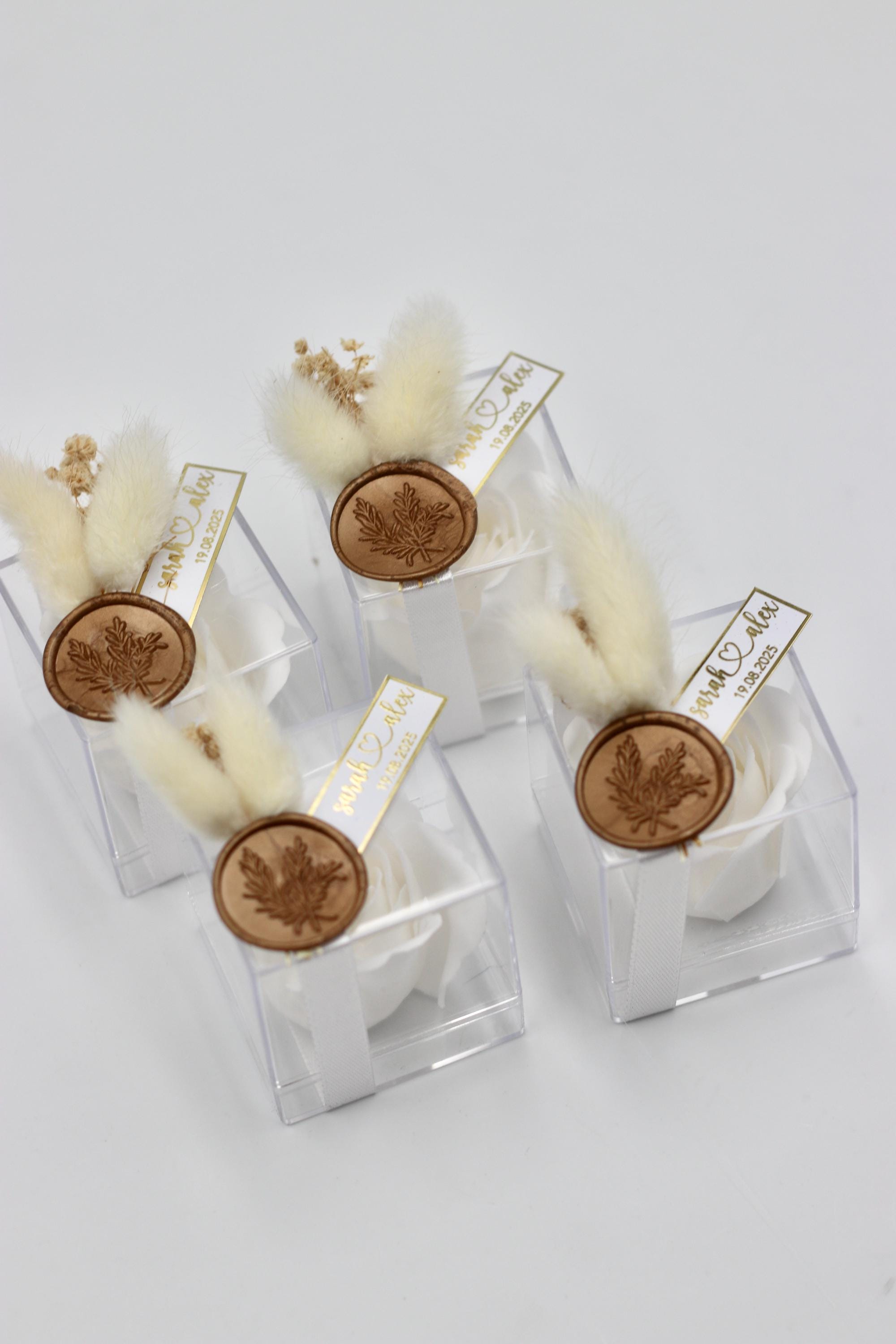 Gastgeschenk Hochzeit personalisiert - Rosenseife mit Trockenblumen und Wachssiegel