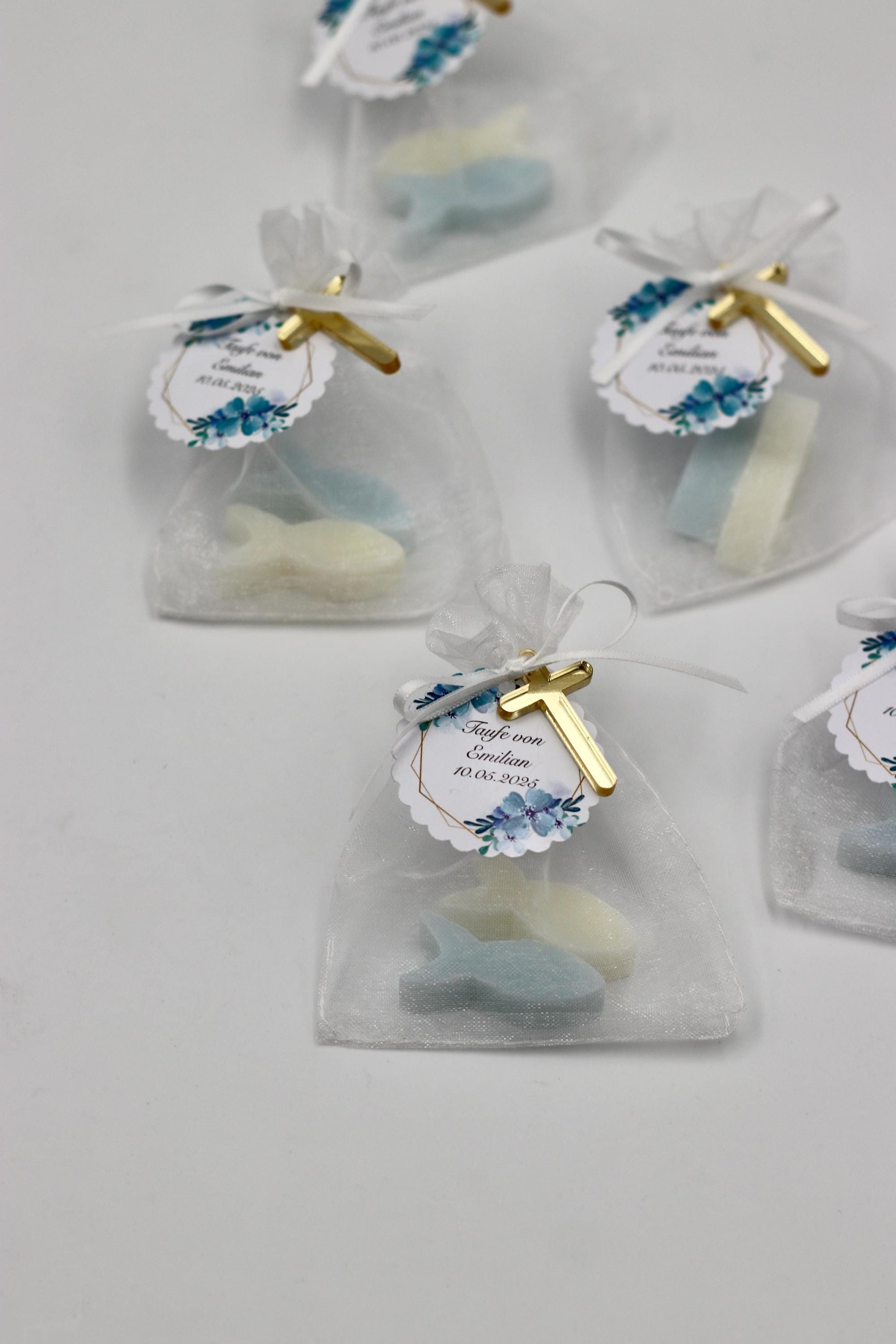 Gastgeschenk zur Taufe personalisiert mit Namen & Datum - Fisch Seife - Personalisiertes Etikett verschiedene Muster - Acryl Kreuz Deko