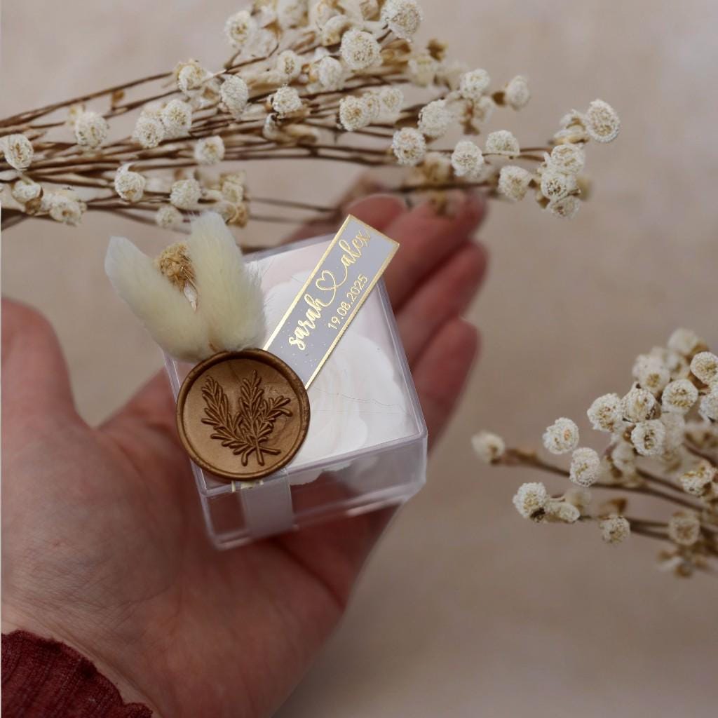 Gastgeschenk Hochzeit personalisiert - Rosenseife mit Trockenblumen und Wachssiegel