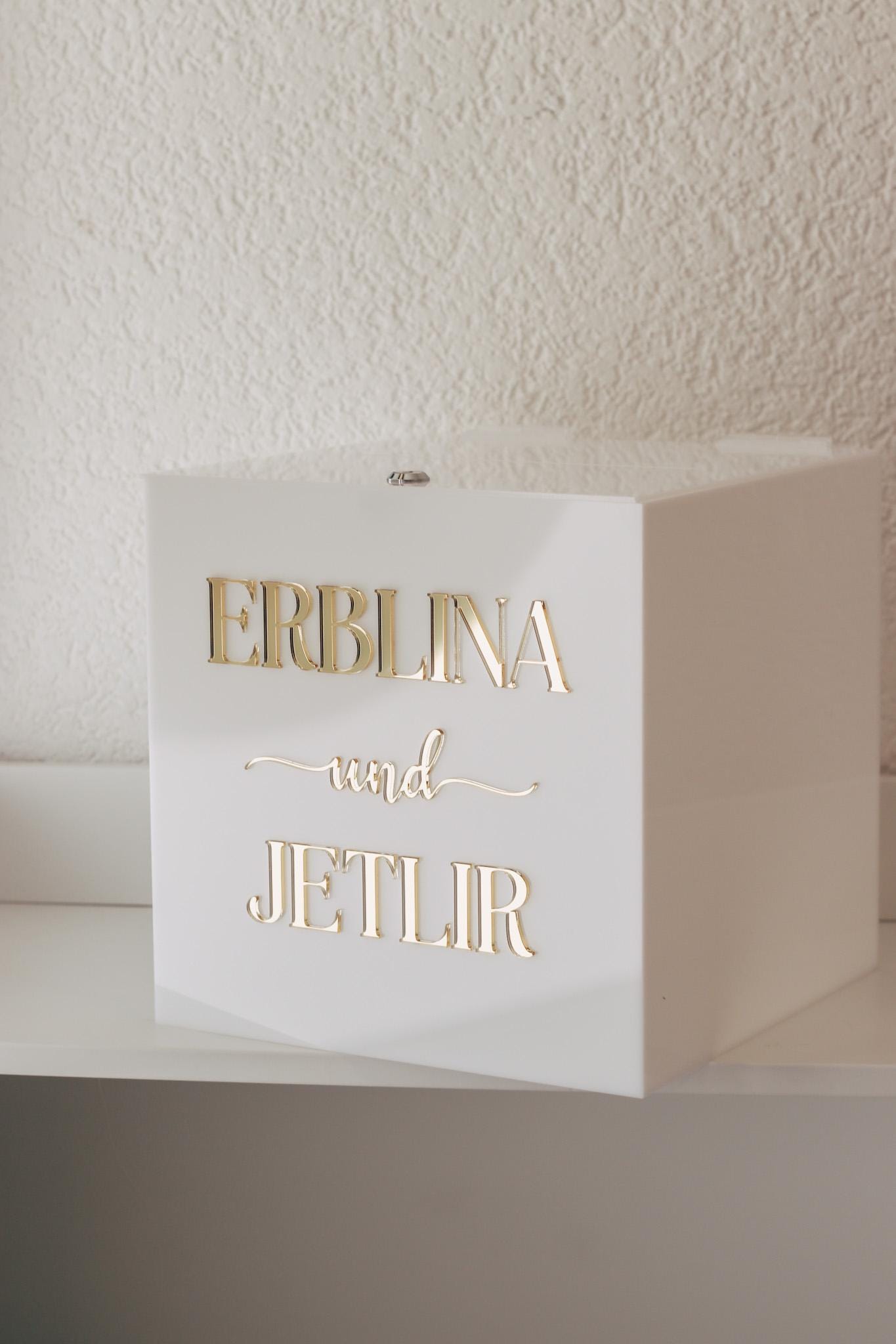 Personalisierte Acryl Geld Geschenkbox mit Schloss – Hochzeitsgeschenkbox in Weiß – 30x30x30 cm – Mit Namen personalisierbar,