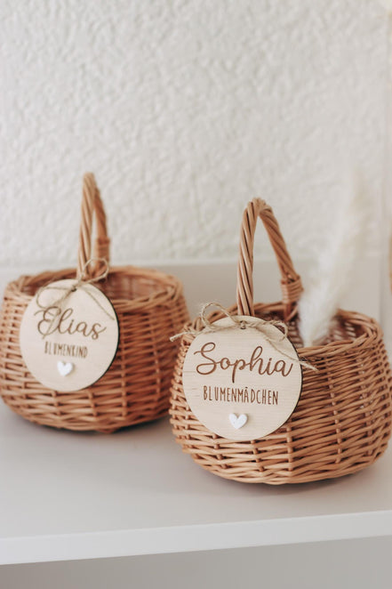 Blumenkorb Hochzeit personalisiert | Weidenkorb für Blumenmädchen - Blumenkind mit Namensanhänger & Herz | weiß oder braun