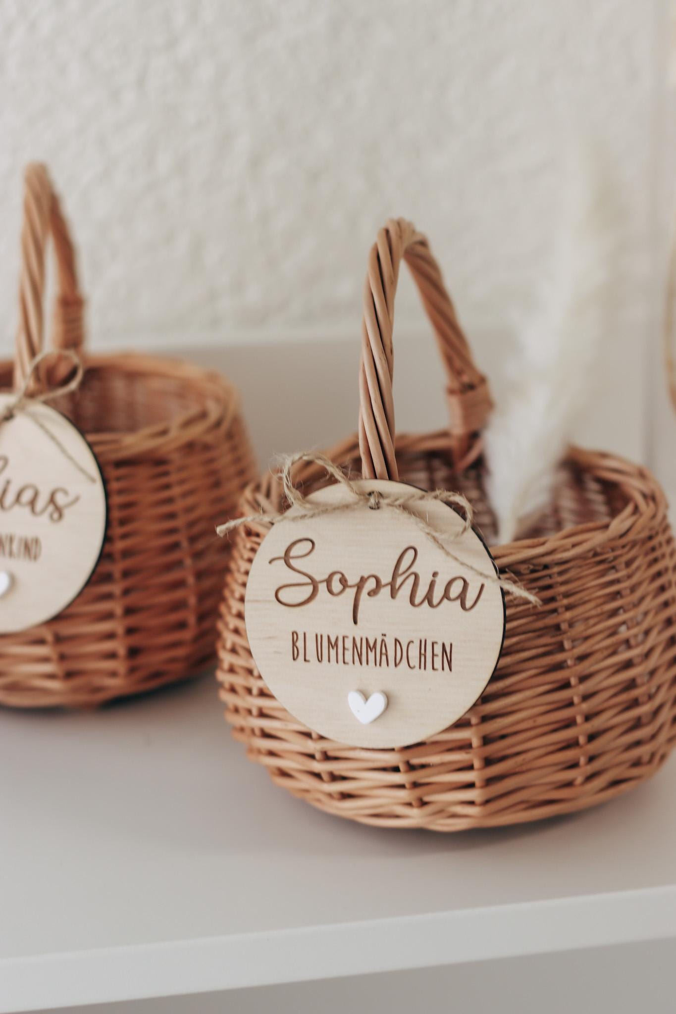 Blumenkorb Hochzeit personalisiert | Weidenkorb für Blumenmädchen - Blumenkind mit Namensanhänger & Herz | weiß oder braun