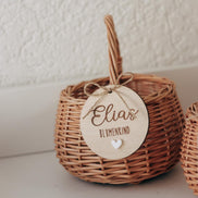 Blumenkorb Hochzeit personalisiert | Weidenkorb für Blumenmädchen - Blumenkind mit Namensanhänger & Herz | weiß oder braun