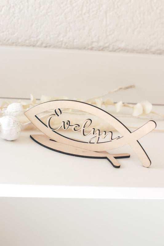 Taufdeko Fisch-Aufsteller aus Holz mit Namen | personalisiert | Geschenk zur Taufe oder Kommunion | Taufe Dekoration