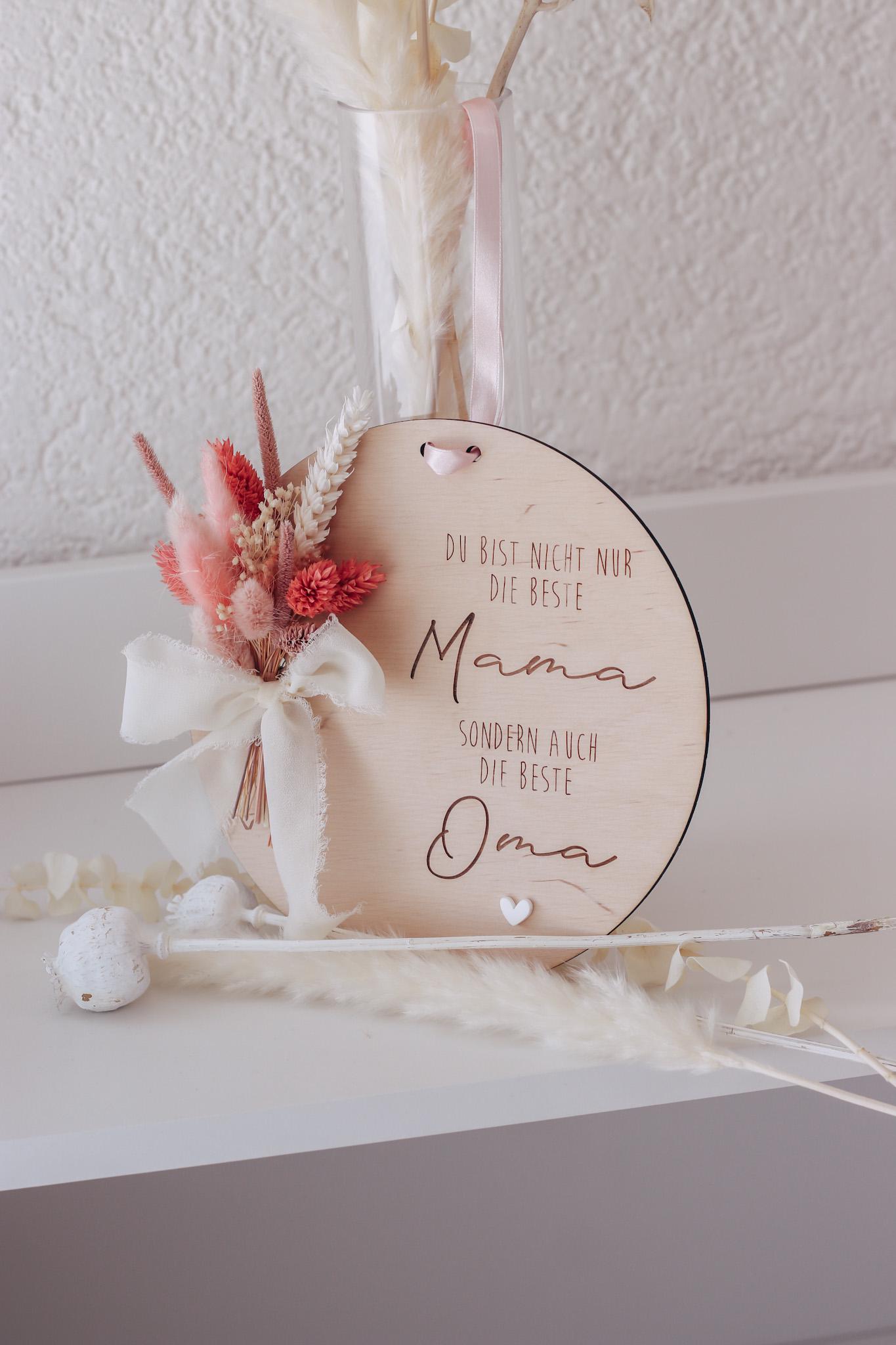 Muttertagsgeschenk für Mama & Oma – Holzschild mit Trockenblumen – „Beste Mama und Oma“ – personalisierbar – Deko Muttertag