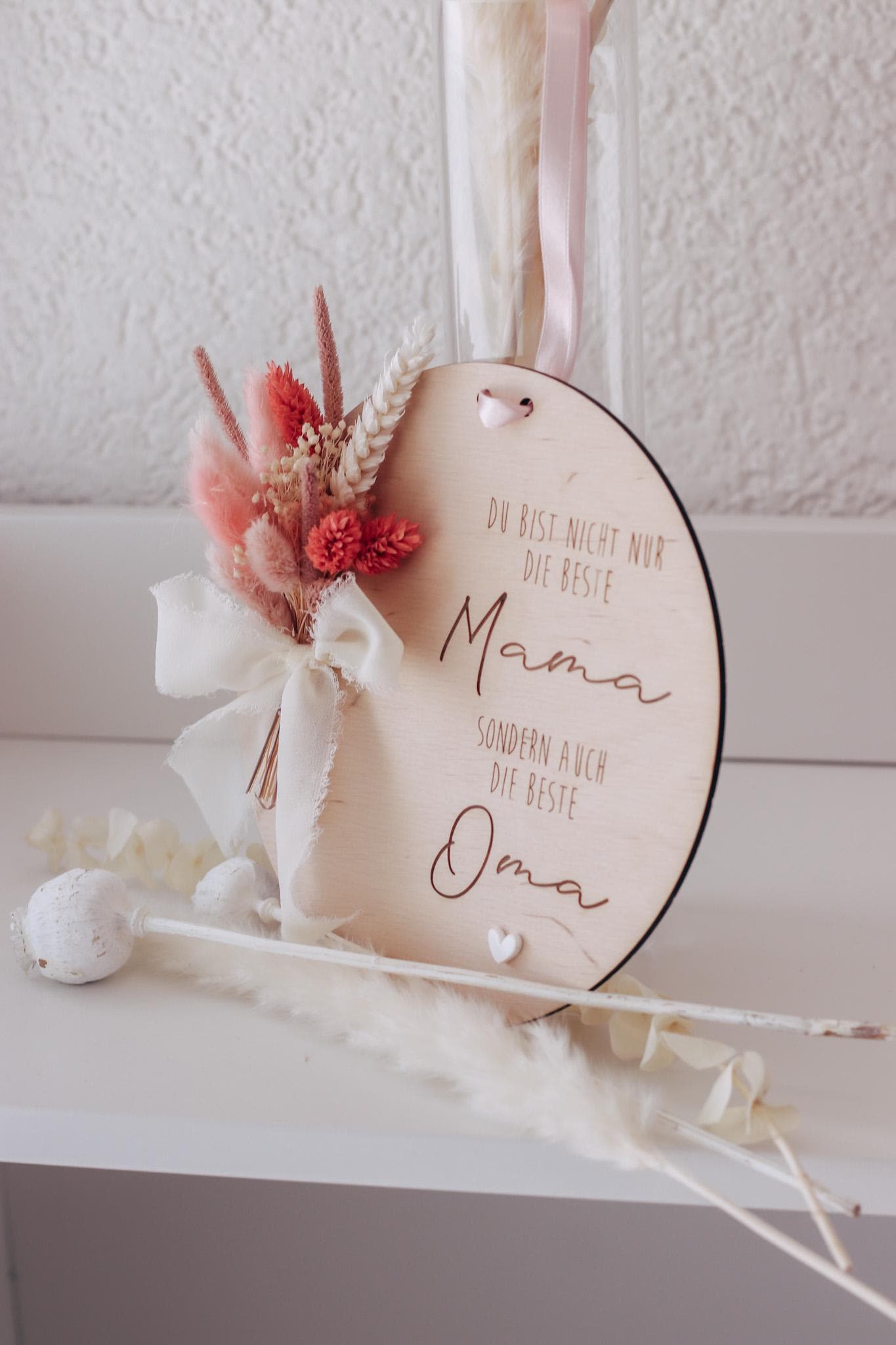 Muttertagsgeschenk für Mama & Oma – Holzschild mit Trockenblumen – „Beste Mama und Oma“ – personalisierbar – Deko Muttertag