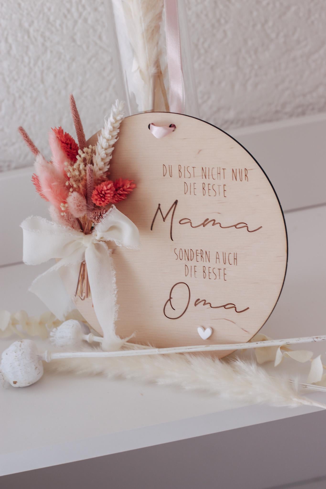 Muttertagsgeschenk für Mama & Oma – Holzschild mit Trockenblumen – „Beste Mama und Oma“ – personalisierbar – Deko Muttertag