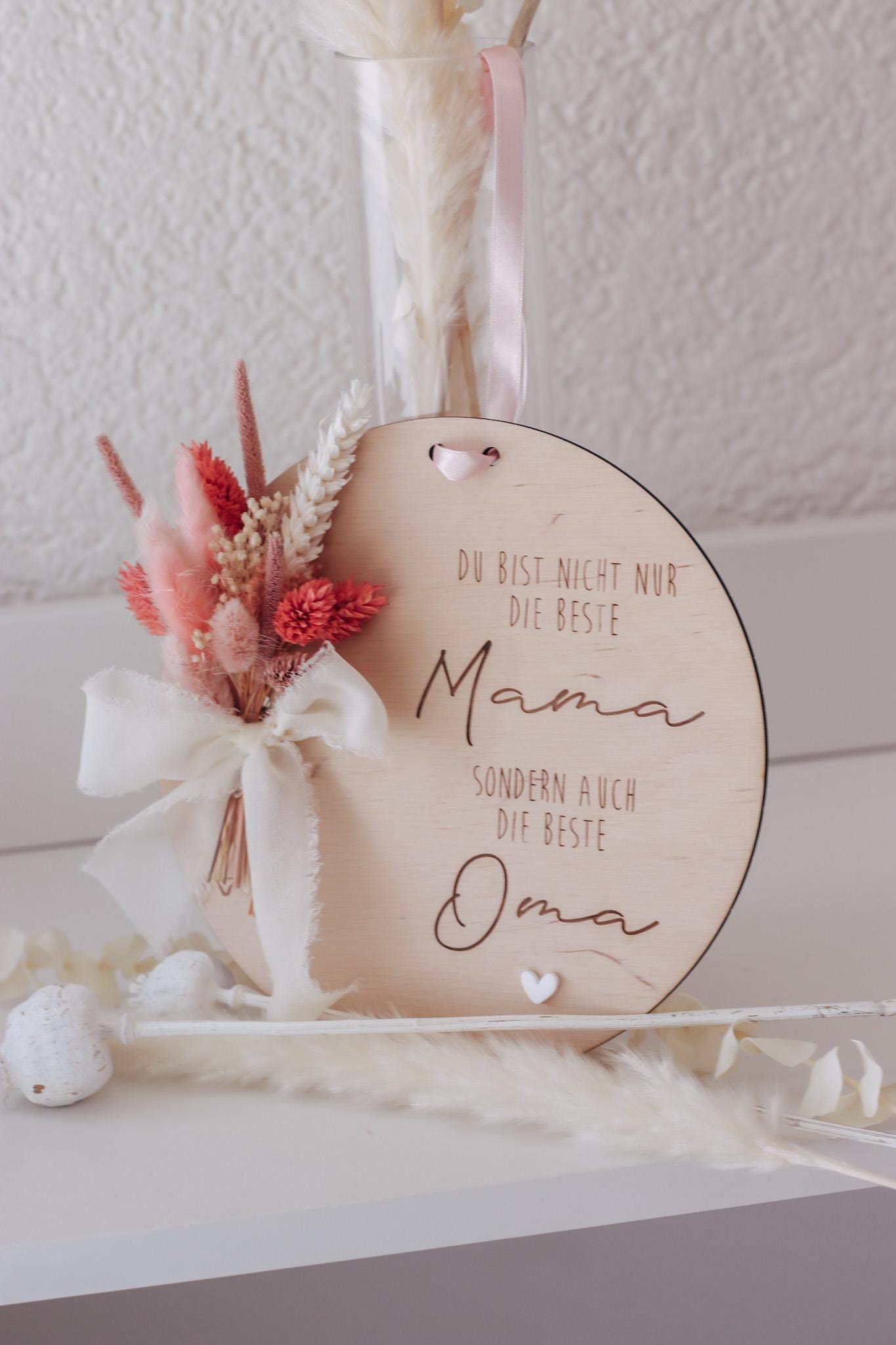 Muttertagsgeschenk für Mama & Oma – Holzschild mit Trockenblumen – „Beste Mama und Oma“ – personalisierbar – Deko Muttertag