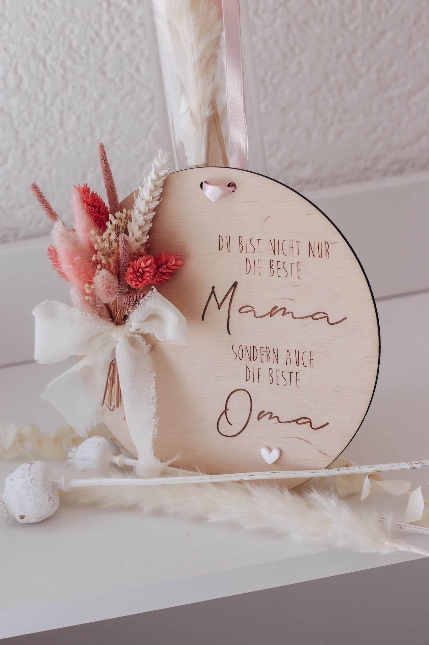 Muttertagsgeschenk für Mama & Oma – Holzschild mit Trockenblumen – „Beste Mama und Oma“ – personalisierbar – Deko Muttertag