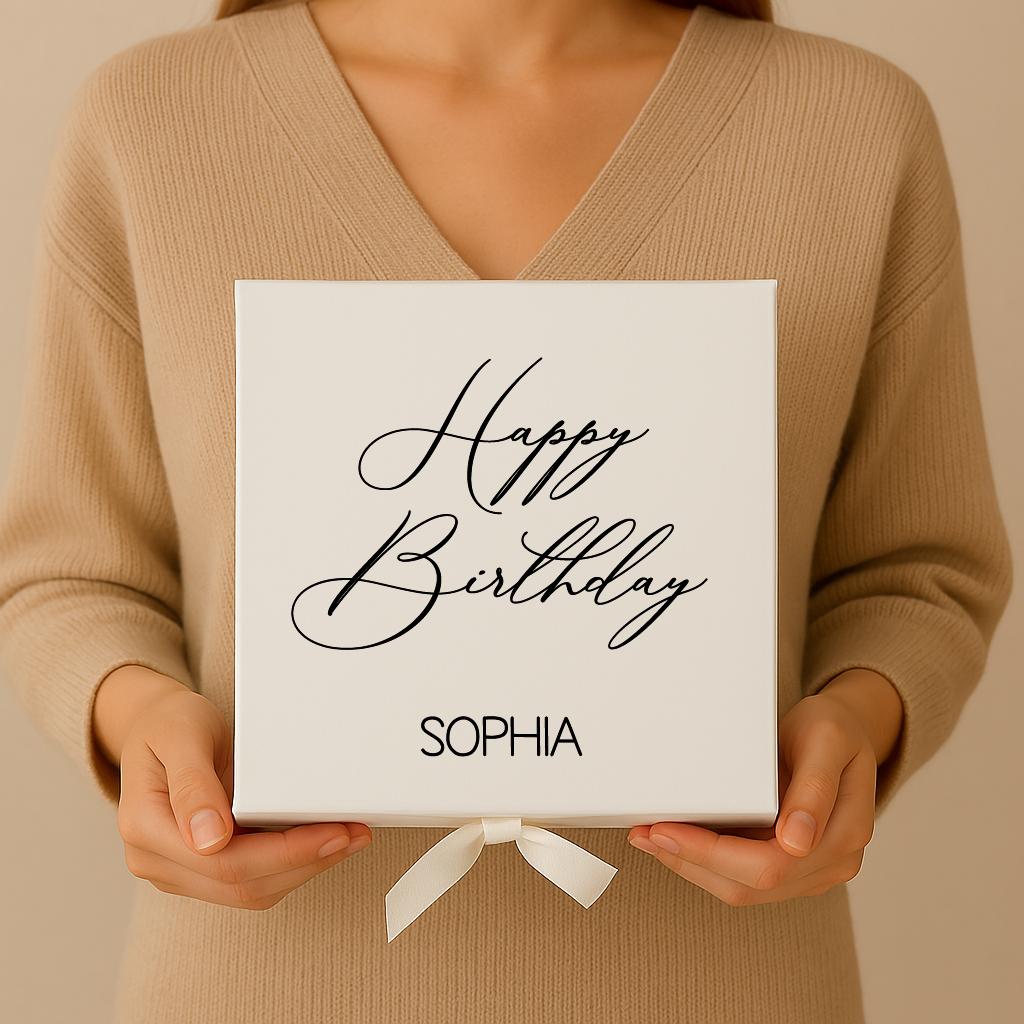 Personalisierte Geschenkbox "Happy Birthday" – Weiße Box mit Satinschleife & Holzwolle Geburtstagsgeschenk mit Wunschname Geschenkverpackung